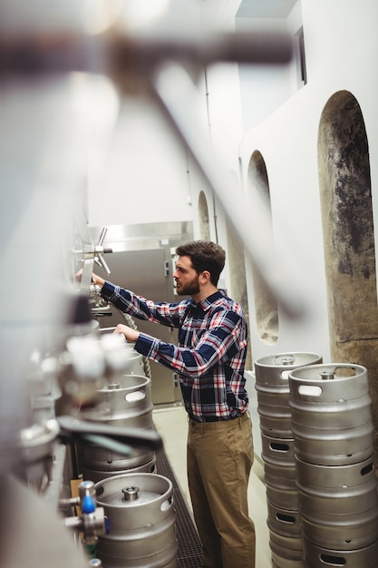 Hersteller arbeitet in der Brauerei