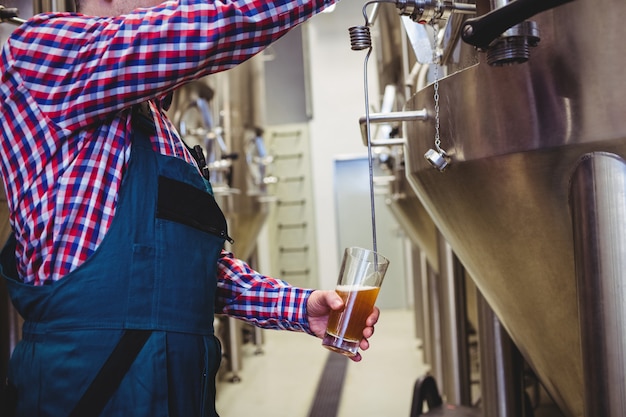 Hersteller füllt Bier aus Lagertank