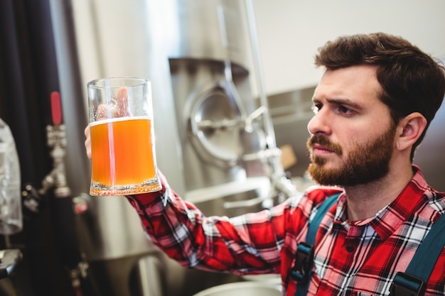 Hersteller untersucht Bier in der Brauerei