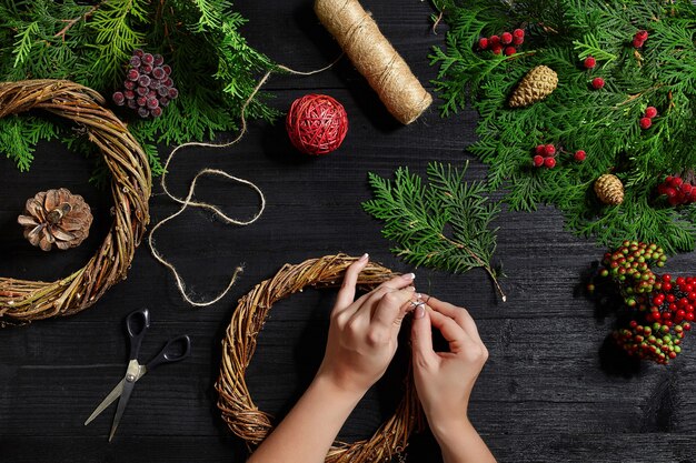 Foto hersteller von weihnachtsdekoration mit eigenen händen weihnachtskranz für den urlaub das neue jahr ...