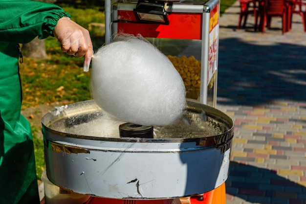 Herstellung der Zuckerwatte auf dem Straßenfest