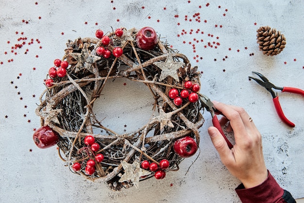 Herstellung handgefertigter Weihnachtsdekorationen Draufsichtklasse mit Metallzange, Zange,