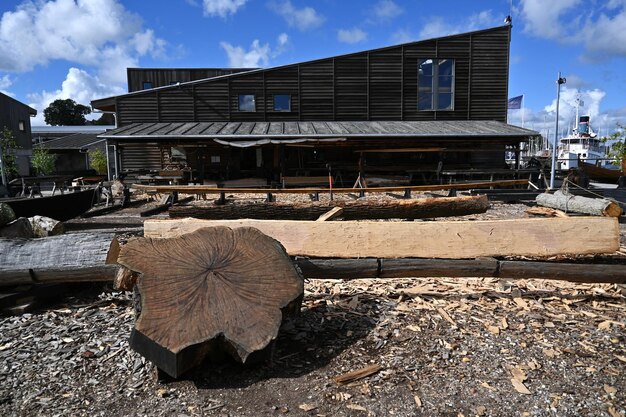 Herstellung von Booten und Schiffen aus handgefertigten Holzbohlen in einer Tischlerei