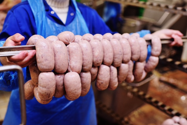 Herstellung von Brühwürsten und geräucherter Wurst in einer Fleischfabrik