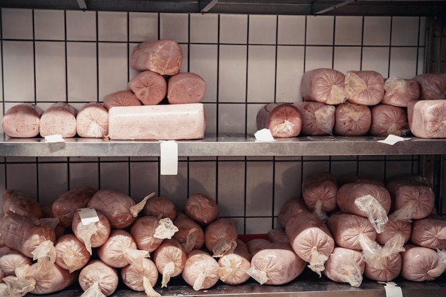 Foto herstellung von fleischprodukten im supermarkt im supermarkt.