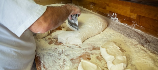 Herstellung von gebackenem Brot mit einem Holzofen in einer Bäckerei.