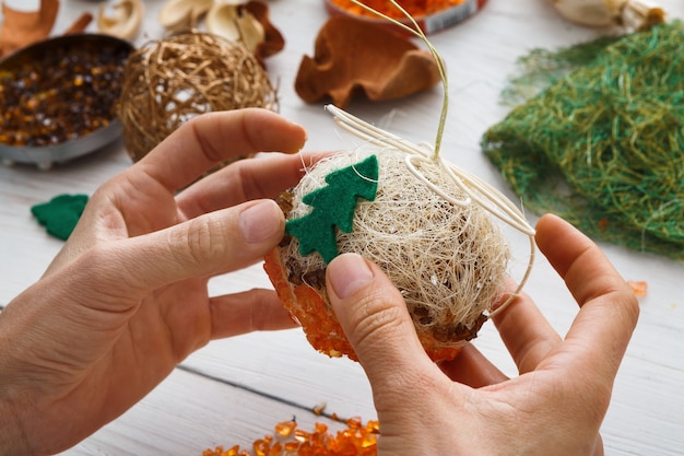 Herstellung von handgefertigten Weihnachtsschmuck und Bällen mit Filzfichte.