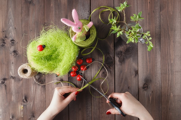 Herstellung von handgemachten perlenbesetzten Ostern.