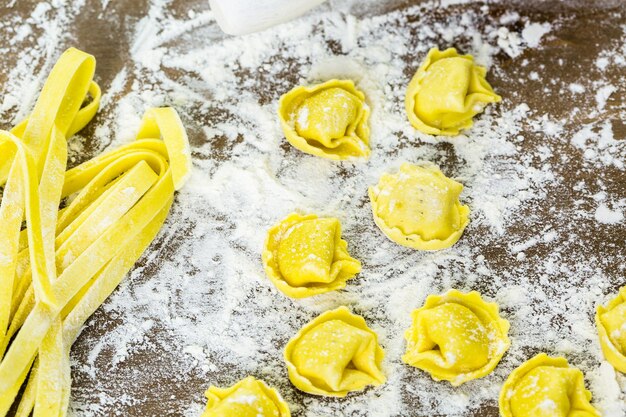 Herstellung von hausgemachten Tortellini mit vier Käsesorten aus frischen Produkten vom Bauernhof.