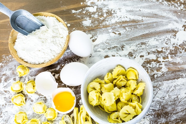 Herstellung von hausgemachten Tortellini mit vier Käsesorten aus frischen Produkten vom Bauernhof.