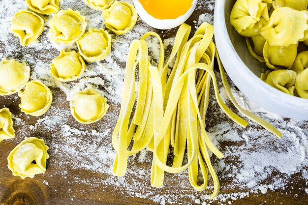 Herstellung von hausgemachten Tortellini mit vier Käsesorten aus frischen Produkten vom Bauernhof.