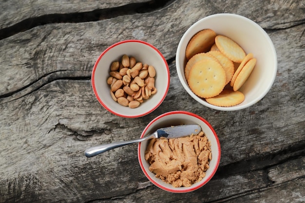 Foto herstellung von hausgemachter erdnussbutter aus frischen bio-erdnüssen vom bauernhof für eine gesunde ernährung im täglichen leben