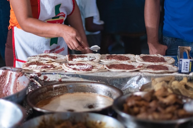 Herstellung von honduranischen Baleadas in La Ceiba