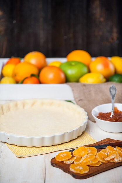 Herstellung von Kuchen mit Zitrusmarmelade und Mandarinenscheiben