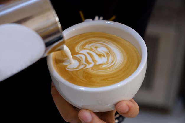 Herstellung von Latte Kunst von Barista