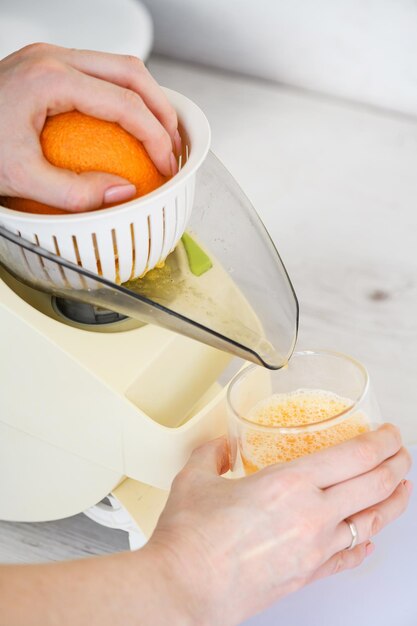 Herstellung von Orangensaft mit Zitruspresse