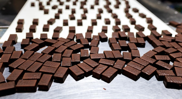 Herstellung von Schokoladenbonbons auf Förderband im Werk