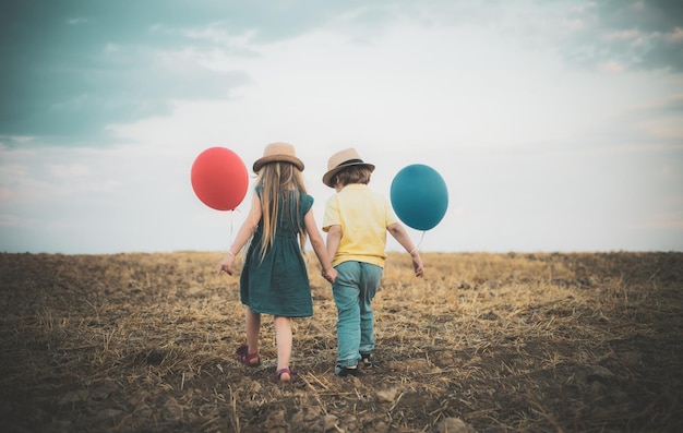 Herumalbern glückliche kleine Mädchen und Jungen genießen einen schönen, lustigen Tag für süße Freunde in der Natur lustig