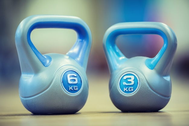 Hervidor de agua. pesas rusas en el gimnasio en el piso. Imagen tonificada.