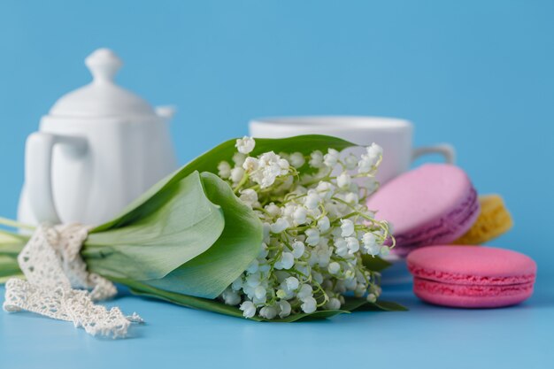 Hervidor de agua y tazas con flores de primavera