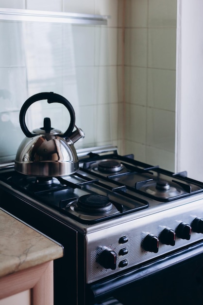 El hervidor está en la estufa de gas en la cocina.