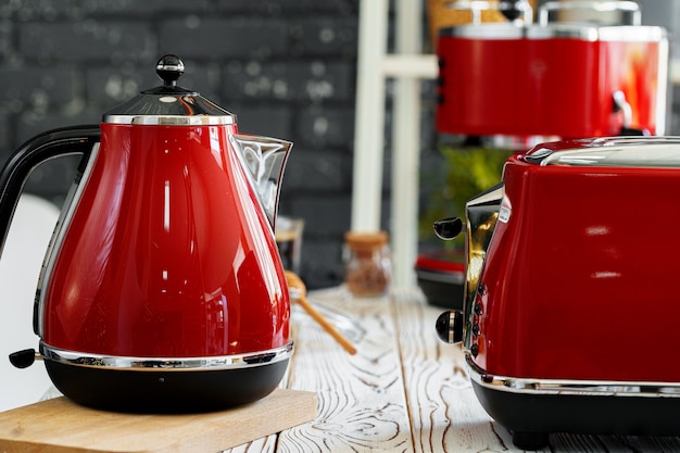 Hervidor rojo en la mesa de la cocina de cerca