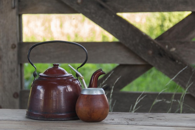 Hervidor y yerba mate para beber la infusión tradicional de Argentina y Sudamérica