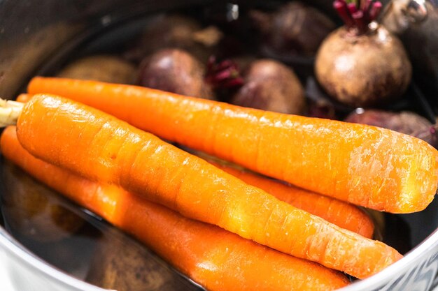 Hervir verduras en una olla grande para hacer una ensalada de vinagreta.