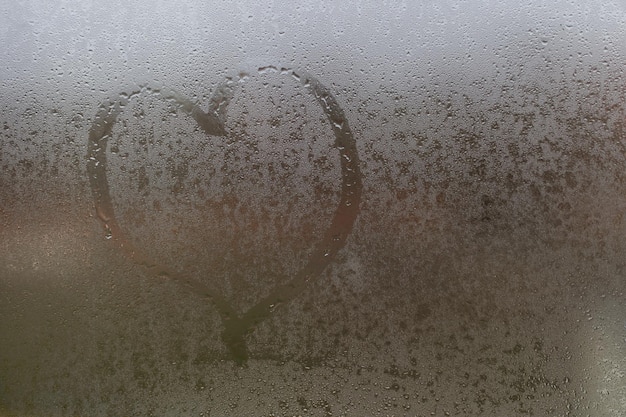 Herz auf dem Glas. Herz auf einem nebligen Fenster