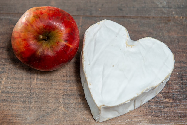 Herz aus französischem Neufchatel-Käse mit Bio-Apfel