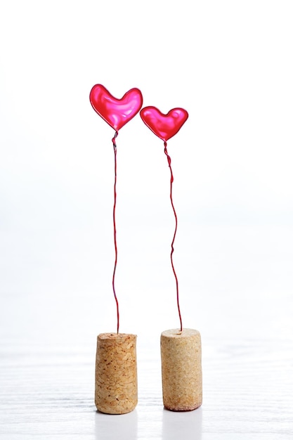 Herz aus Metalldraht rosa Zuckerguss und Weinkorken hausgemachtes Symbol der Liebe Valentinstag