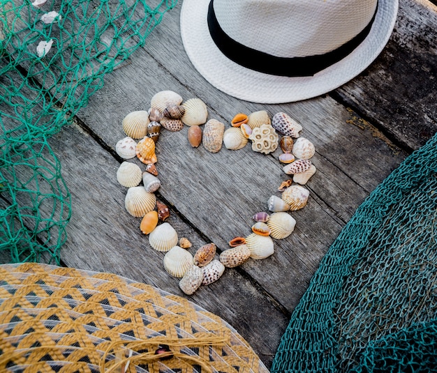 Herz aus Muscheln eines Fischernetzes mit Hüten