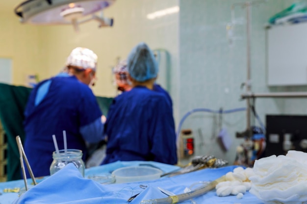 Herz-Bypass-Operation am offenen Herzen im weichen Fokus des Operationssaals
