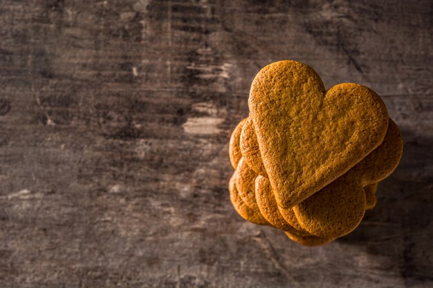 Herz formte Plätzchen am Holztisch Valentinstag und am Muttertagkonzept.