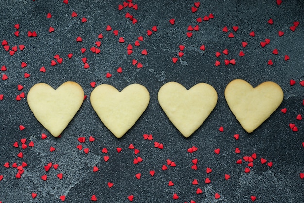 Herz formte Plätzchen für den Valentinstag auf dunklem Hintergrund