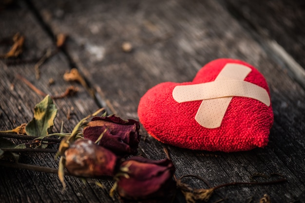 Herz gebrochen, Liebe und Valentinstag Konzept.