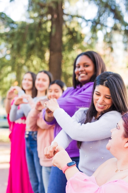 Foto herz liebe form hände inspirieren inklusion feministische bewegung für vielfalt und schwesternschaft frauenrechte