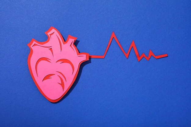 Herz mit einem Kardiogramm auf einem hellen Hintergrund