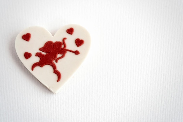 Herz-Plätzchen mit Amor und Pfeil für Valentinstag-Feier-Grußkarten-Konzept mit Platz für Text
