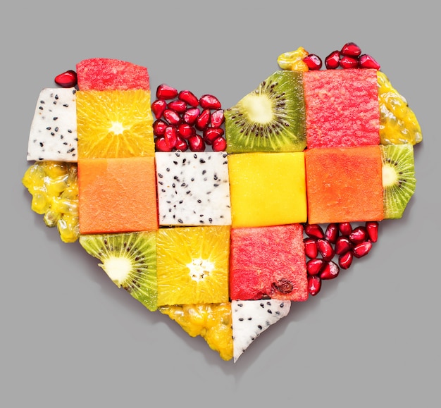 Herz-Symbol trägt Diät-Konzept-Lebensmittel Früchte