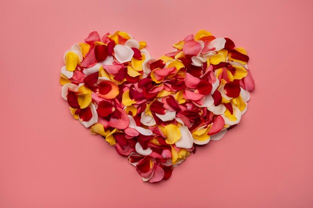 Herz von Rosenblättern für Valentinstag, Muttertag, Frauentag, Kopie des Weltraums