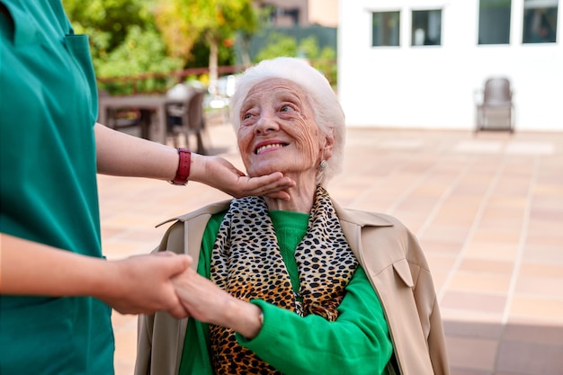 Foto herzberührender moment ältere frau findet freude im sonnigen garten und ist dankbar für die zärtliche fürsorge