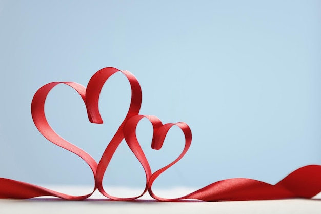 Herzen aus rotem Band aus einer Valentinstagskarte