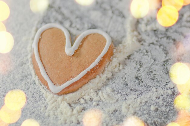 Herzen Kekse gebacken Valentinstag oder Weihnachten im Retro-Stil Lebkuchen handgefertigte Ornamente auf dem Tisch