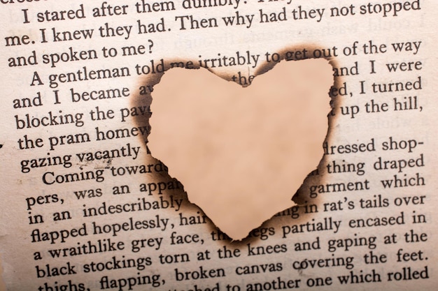 Herzförmig aus Textpapier ausgebrannt
