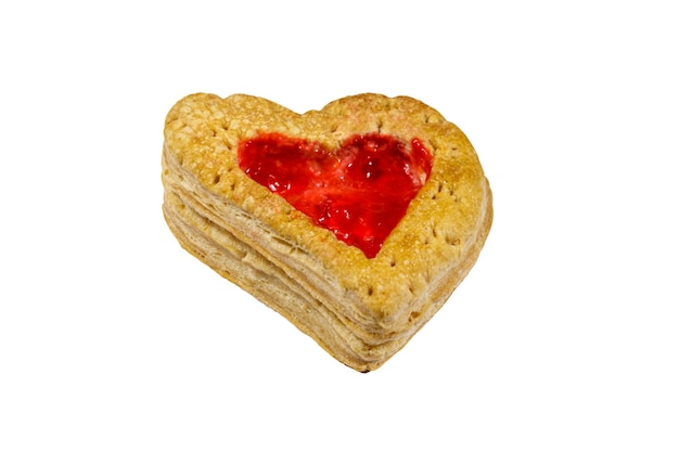 Herzförmige Blätterteigplätzchen mit Marmelade isoliert auf weißem Hintergrund Dessert am Valentinstag