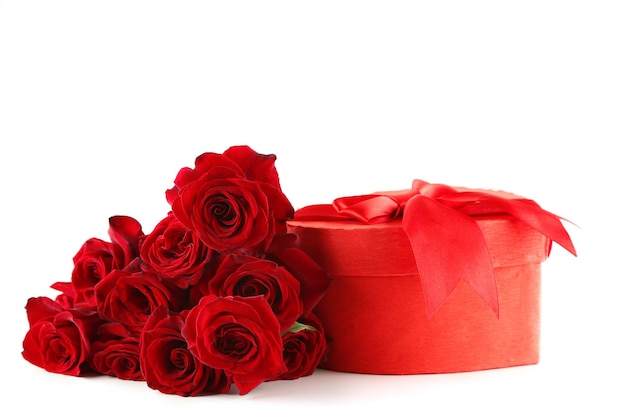 Herzförmige Geschenkbox zum Valentinstag mit roten Rosen, isoliert auf weiß