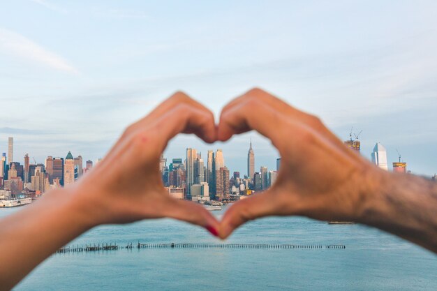 Herzförmige Hände mit New Yorker Skyline