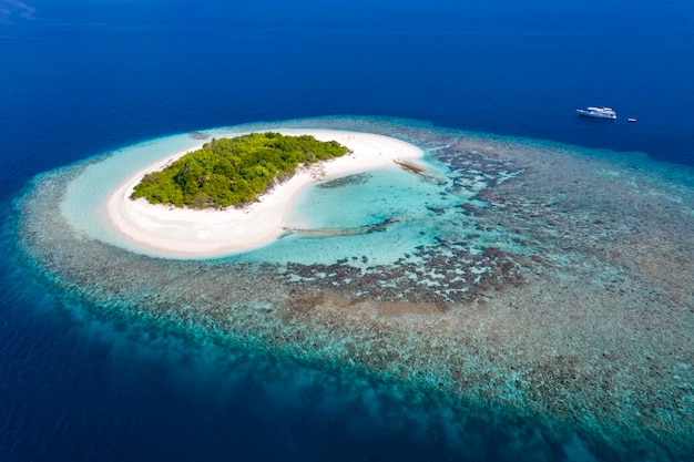 Herzförmige Insel ohne Menschen Malediven Luftbild Panorama Landschaft