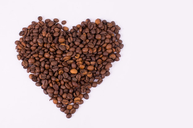 herzförmige Kaffeebohnen auf weißem Hintergrund isolieren